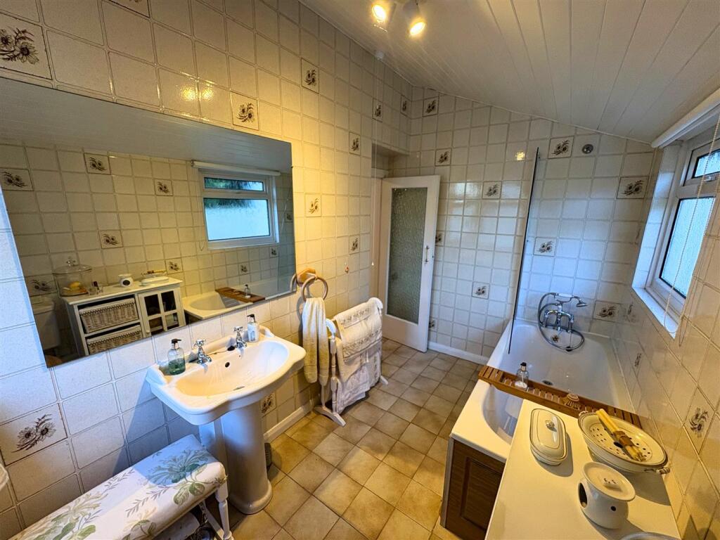 Bathroom c (edit).jpg