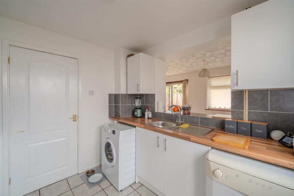 12 Trostrey Close-19.jpg