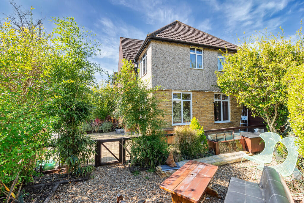 Hawthorne Gardens...