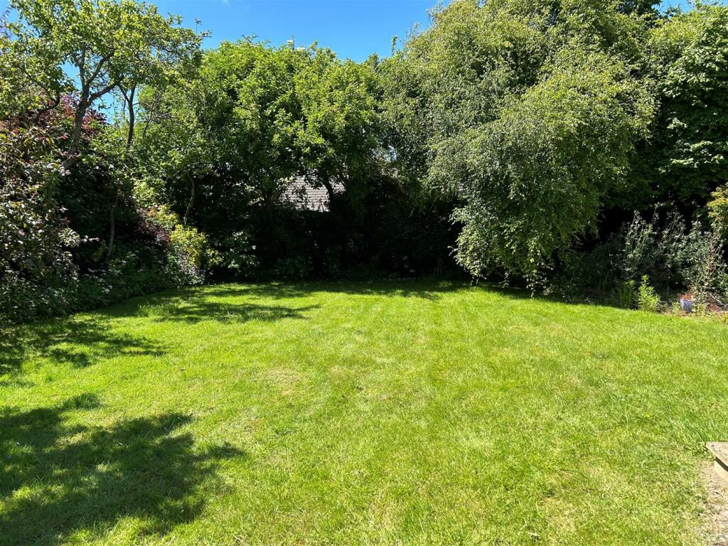 Broad Rig Avenue 36 GARDEN.jpg