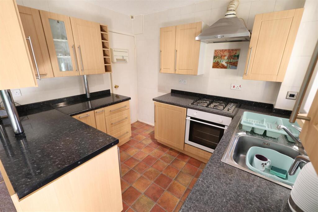 LC Kitchen i.JPG