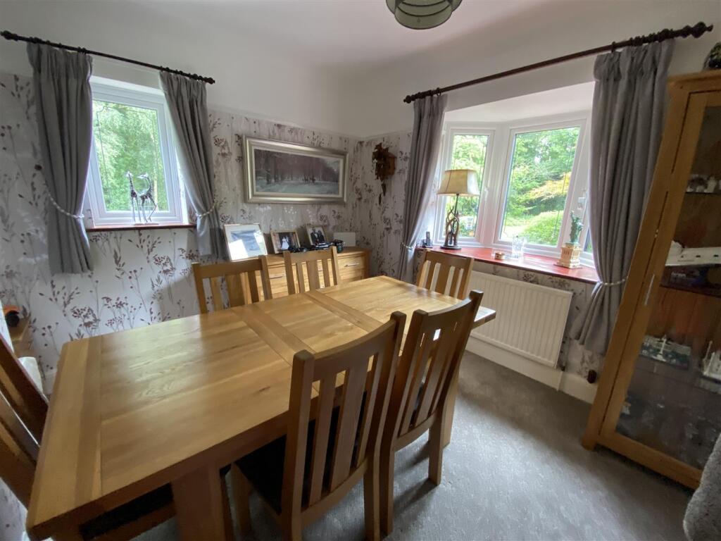Dining room: