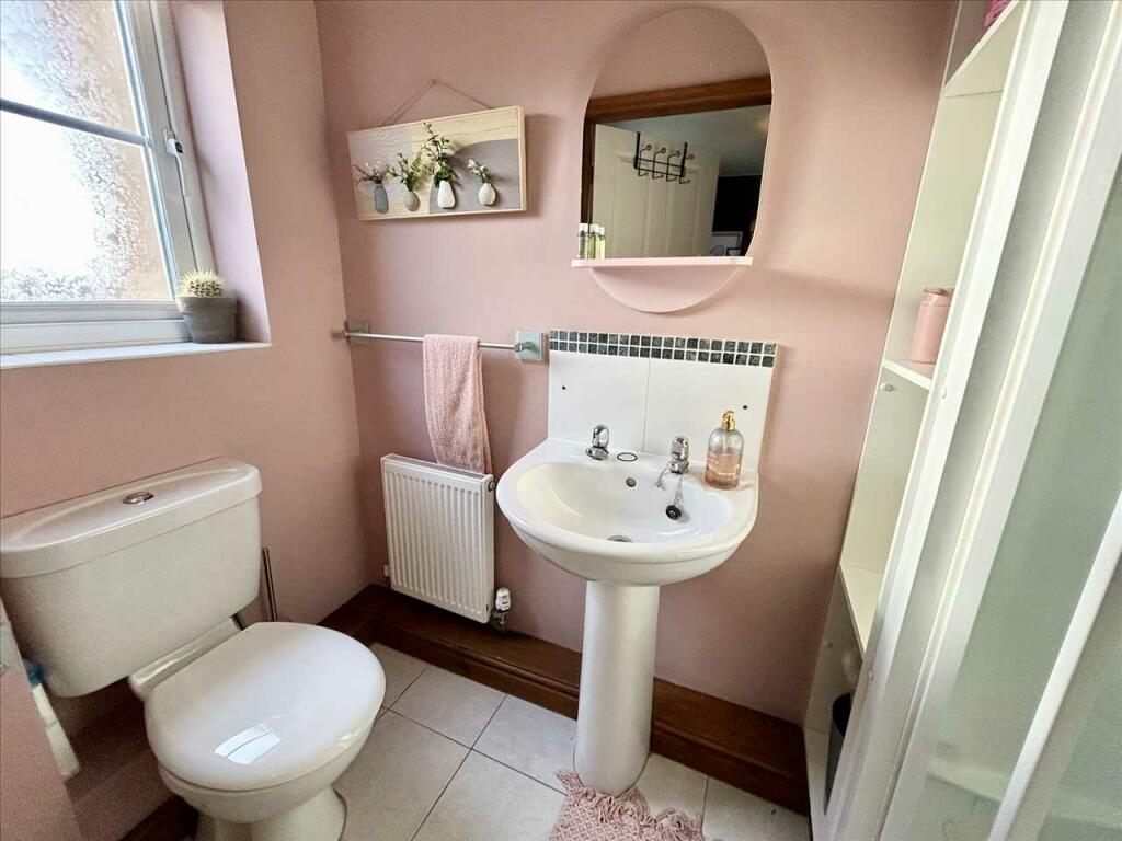 EN-SUITE SHOWER ROOM