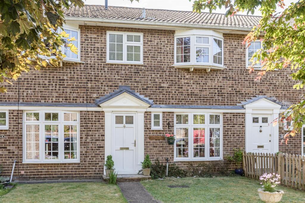 4 Digby Way, Byfleet - 15.jpg