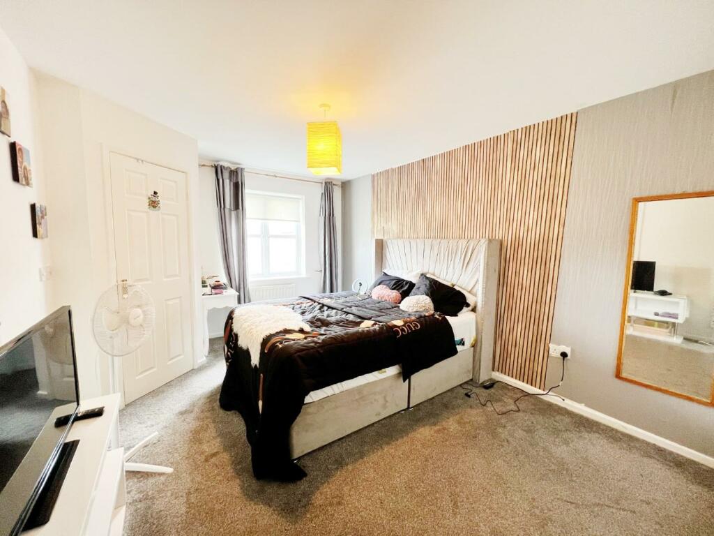 Bedroom 1 pic 1.jpg