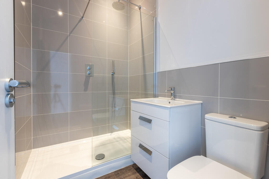 Apt 3 Ensuite Sho...