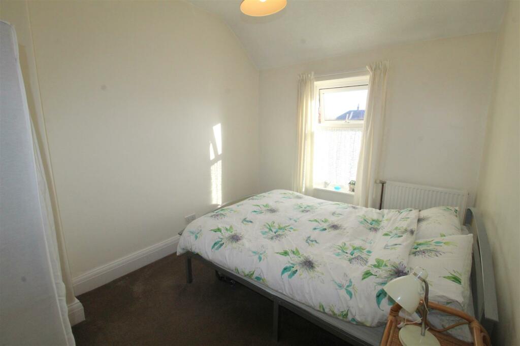 Cross Street, 36 - bed 2.JPG