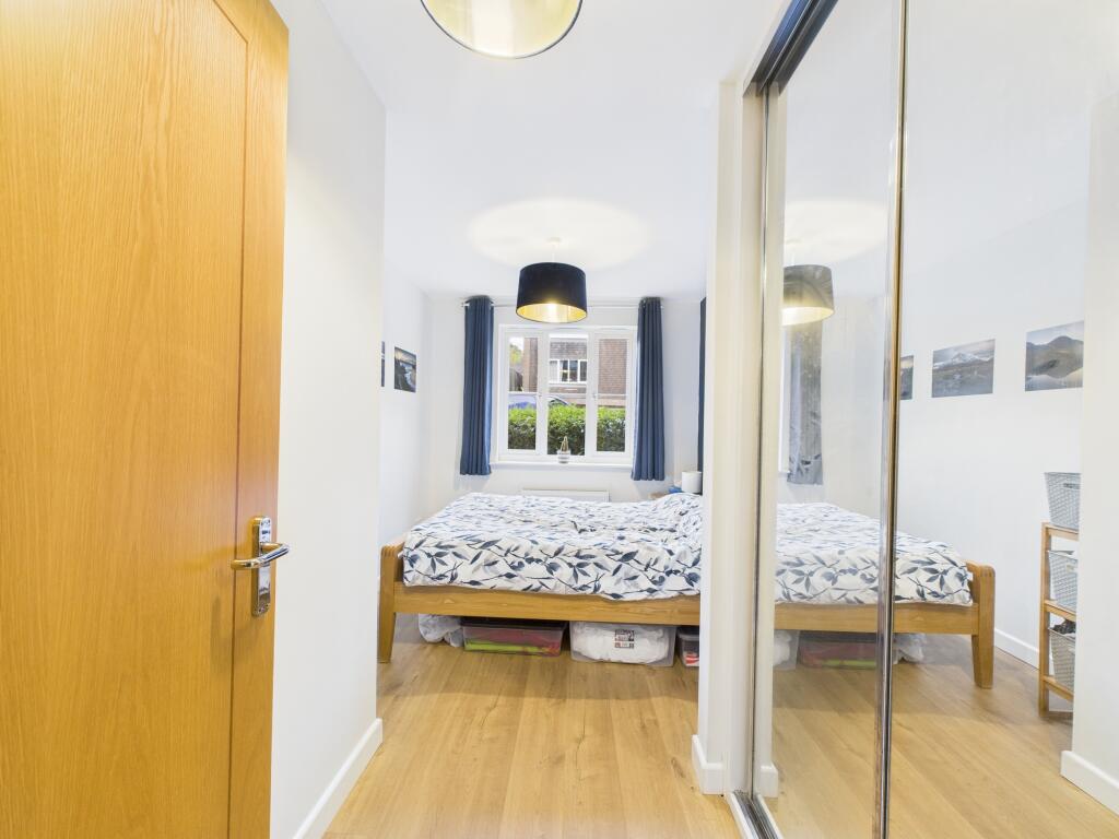 CAM04018G0-PR0396-STILL012