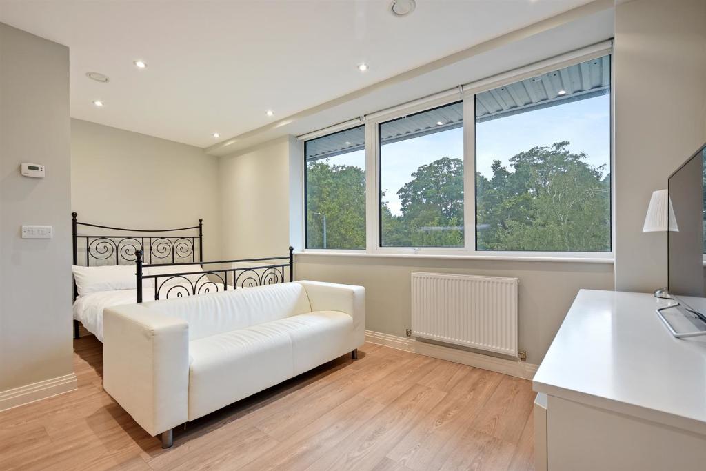 Lounge to Recessed Bedroom