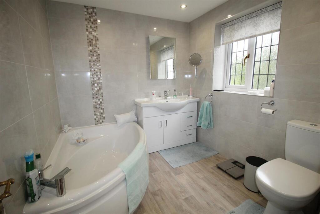 Mendip Close, en suite.JPG