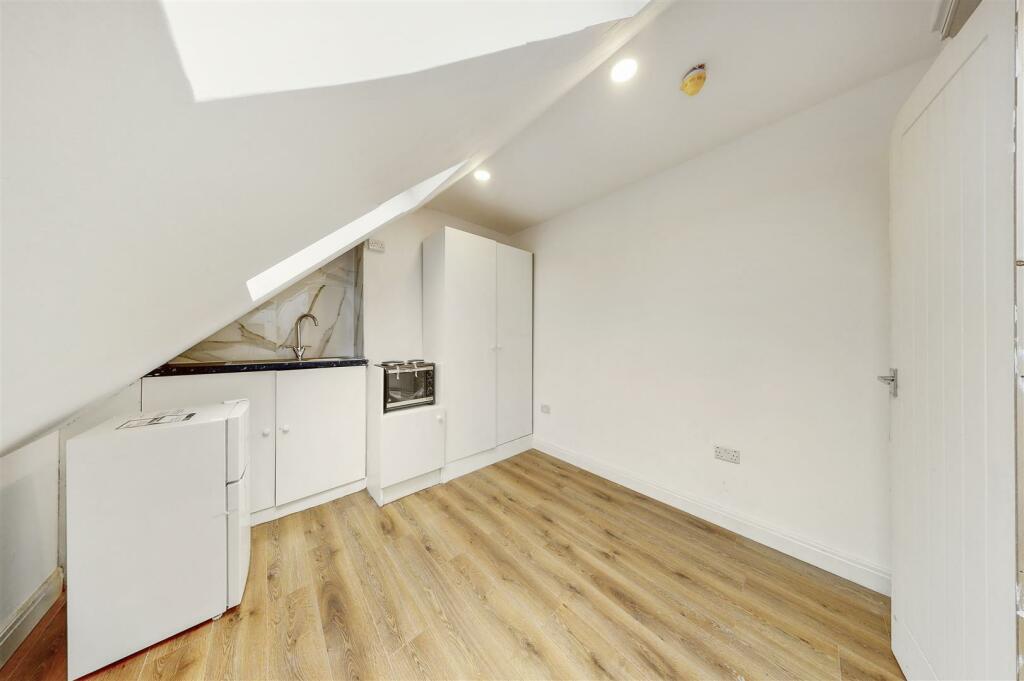Bedroom 4.jpg