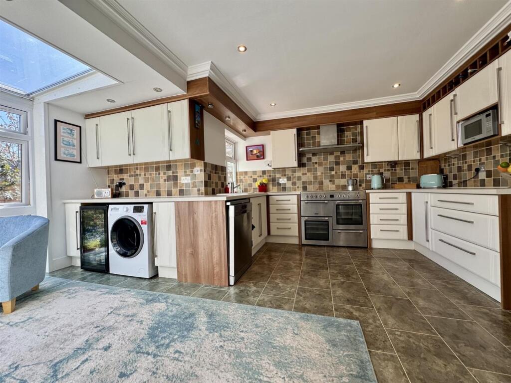 KITCHEN BREAKFAST ROOM