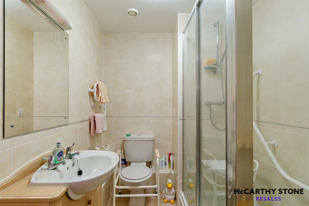 SHOWER ROOM:
