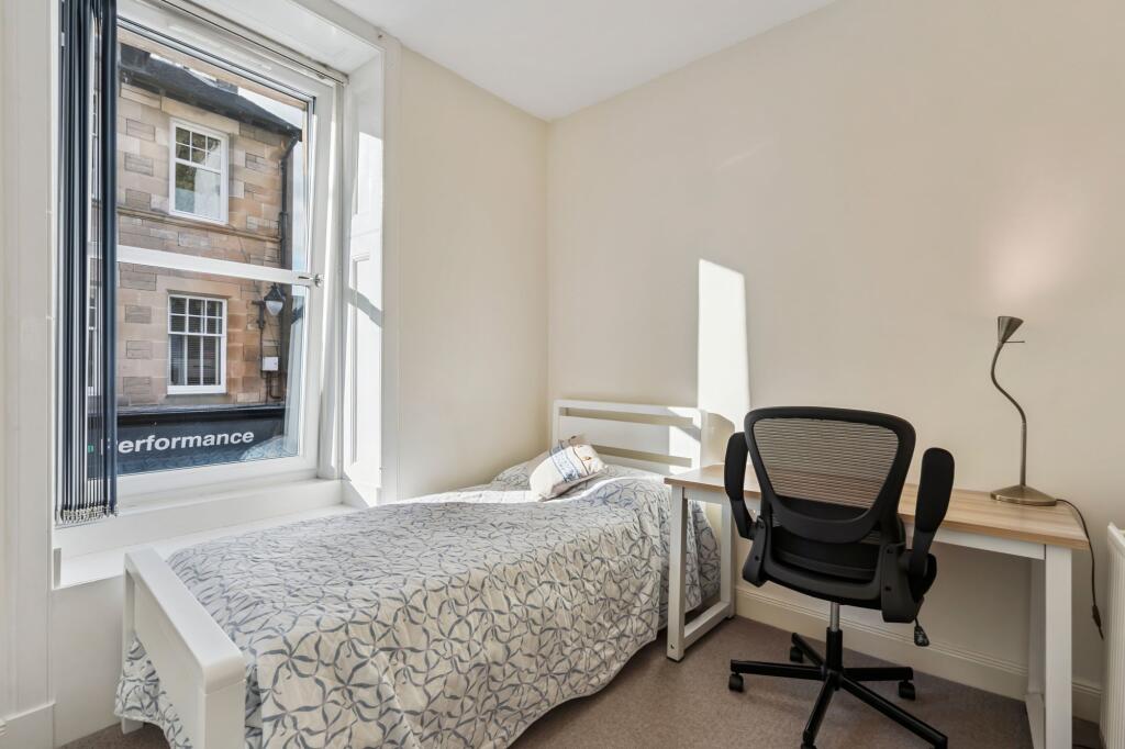 Bedroom / study