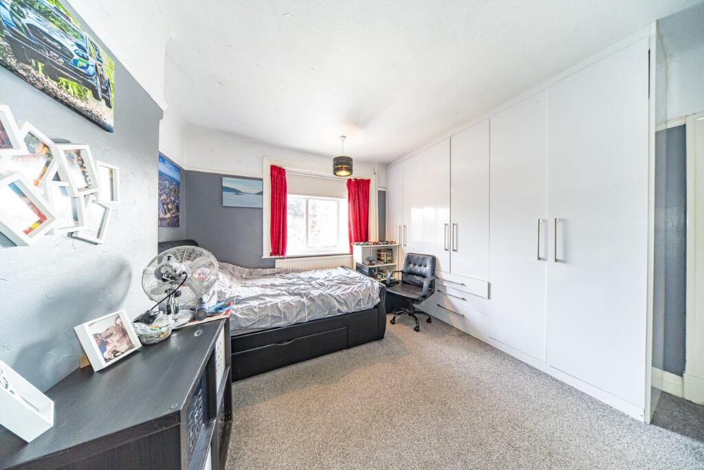 8 Albany Ave bedroom 2.jpg