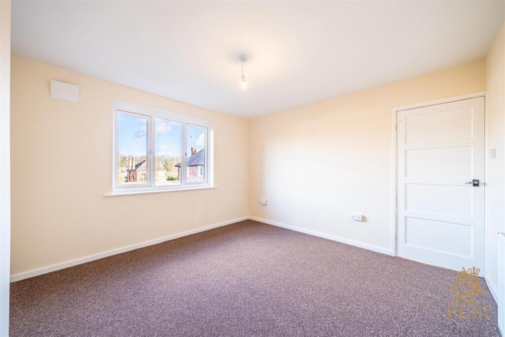 40 Russell Drive Wollaton Nottingham NG8 2BH
