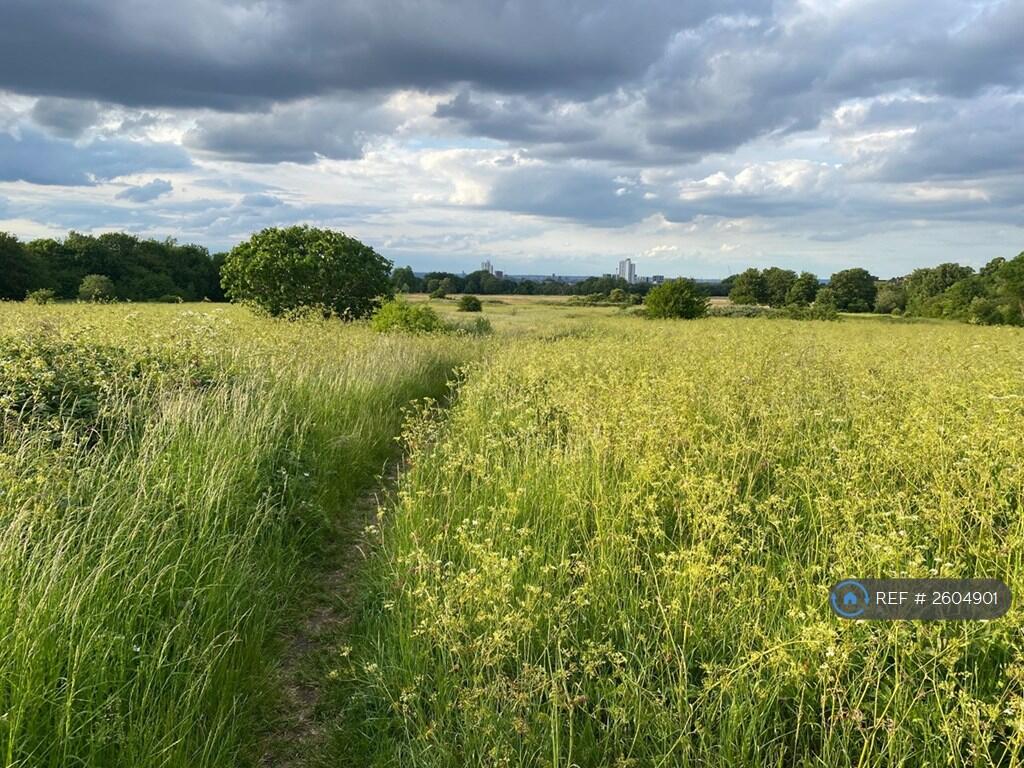 Woolwich Common 3/5 Mins Walk Away