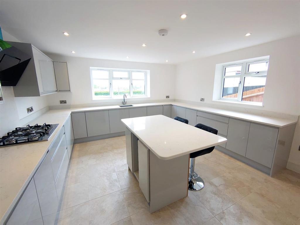 Kitchen 2.jpg