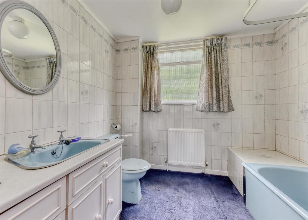 7a Quail Green-bed1 ensuite.jpg