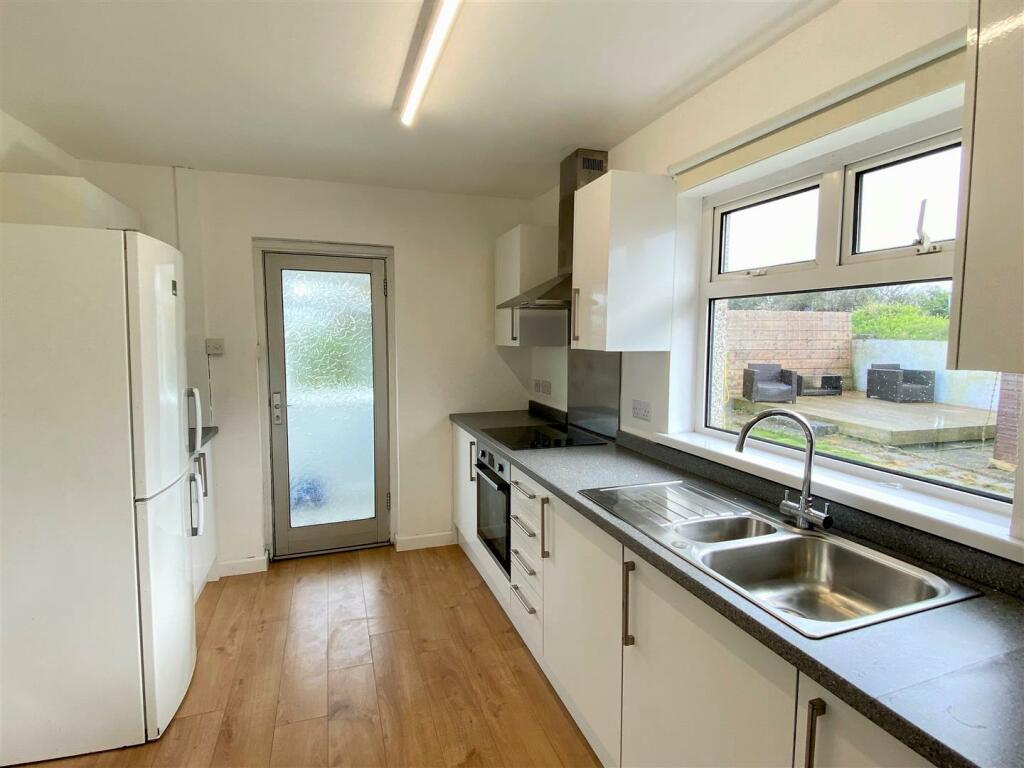 38 Quintrell Gardens Kitchen