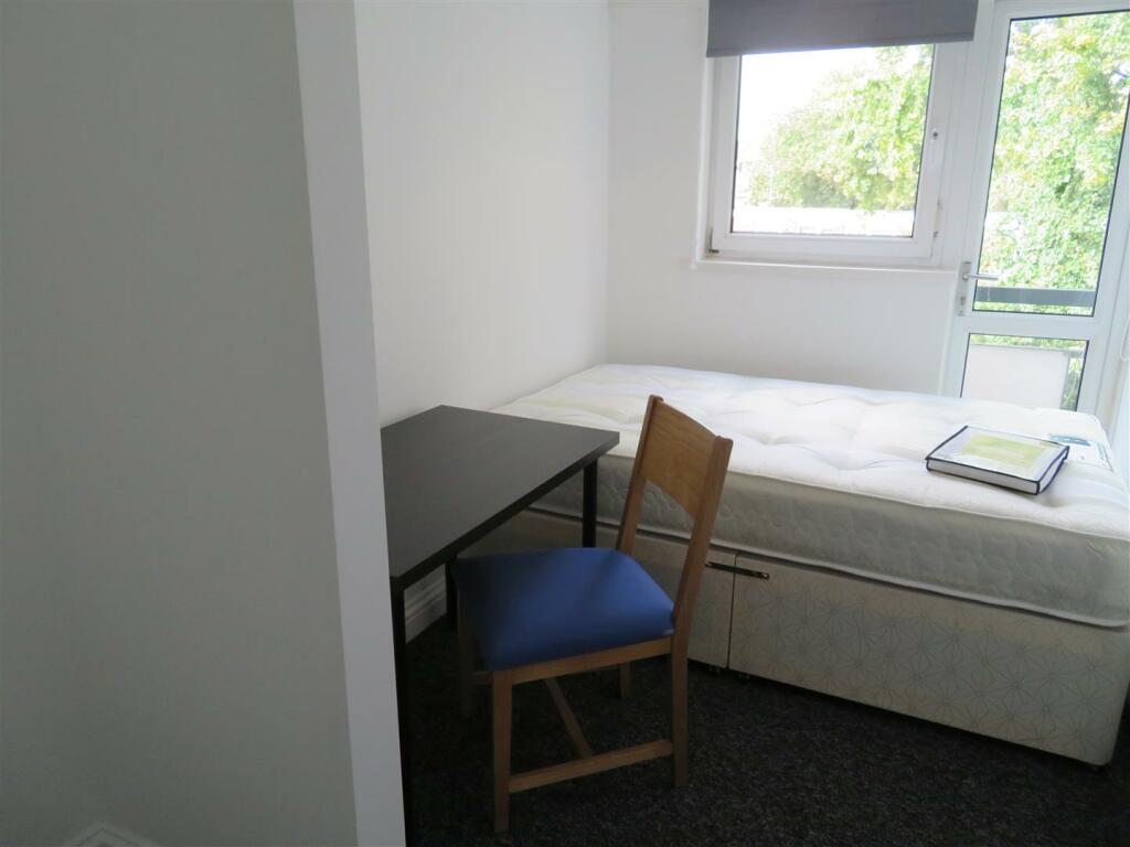 13 Milverton Bed2.JPG