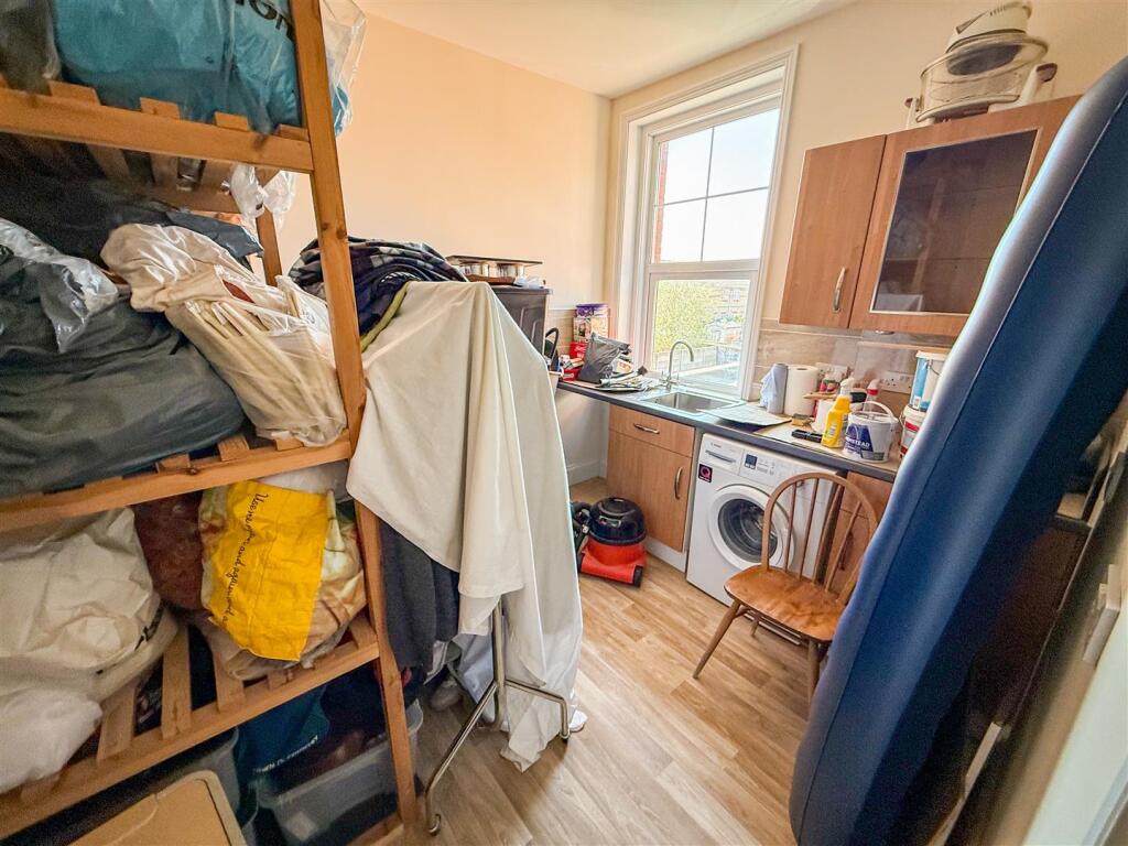 KITCHEN / UTILITY AREA