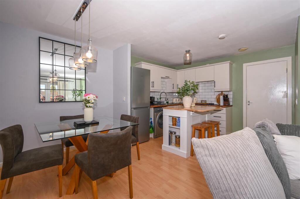 Piele Road - Reception Room | Dining Area