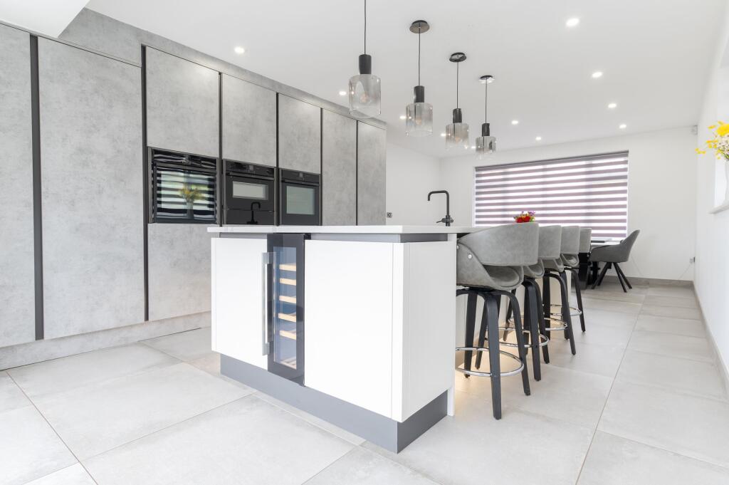 OPEN PLAN KITCHEN AND DINING ROOM