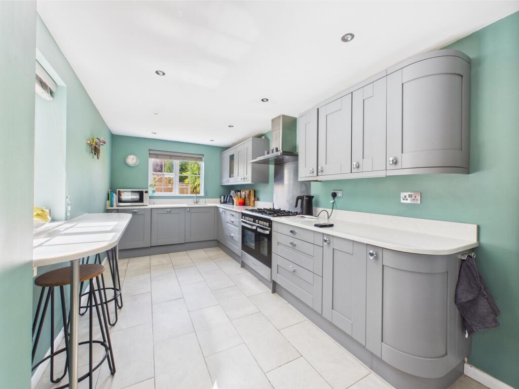 CAM04922G0-PR0028-STILL036