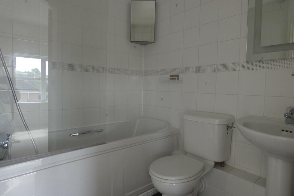 Ensuite to bedroo...