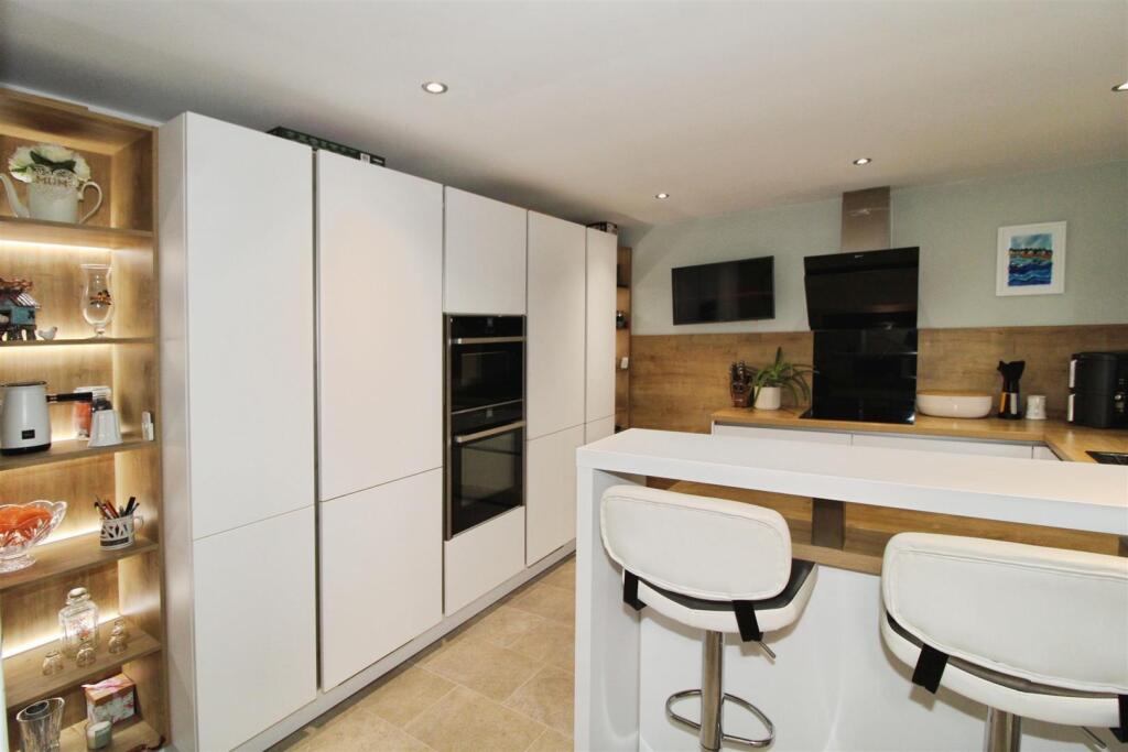 KITCHEN / BREAKFAST ROOM