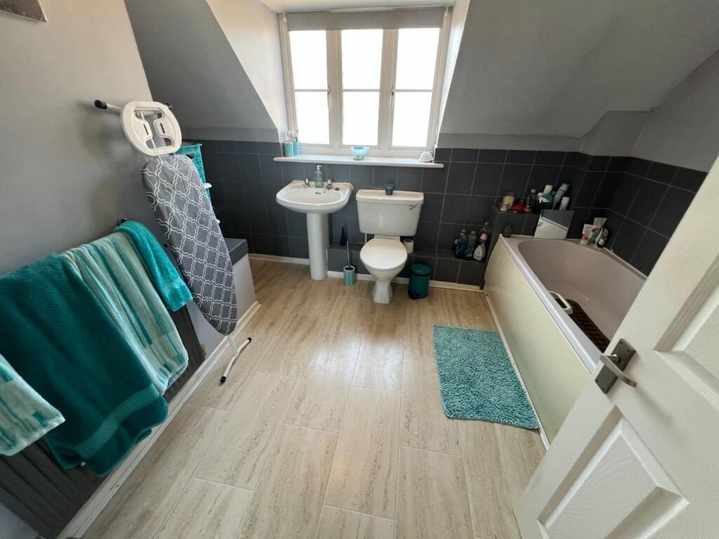 Bathroom suite