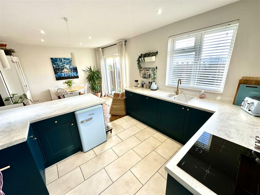 KITCHEN/DINING ROOM