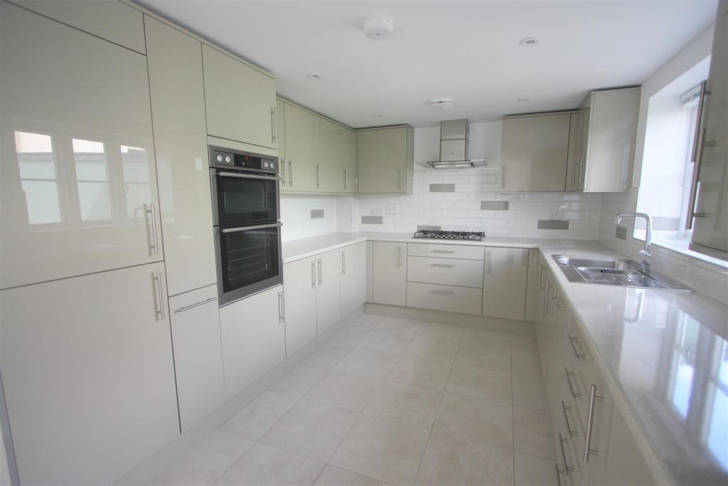 9 Stret Goryan Kitchen