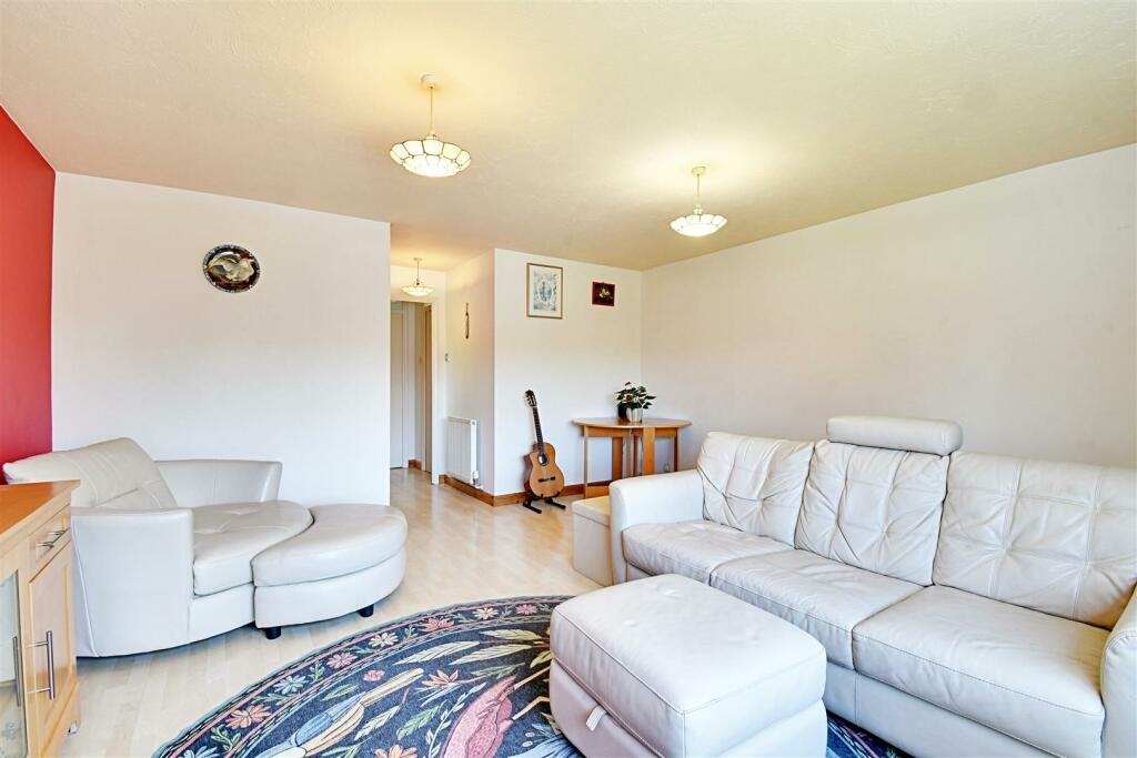 Lounge 1.jpg