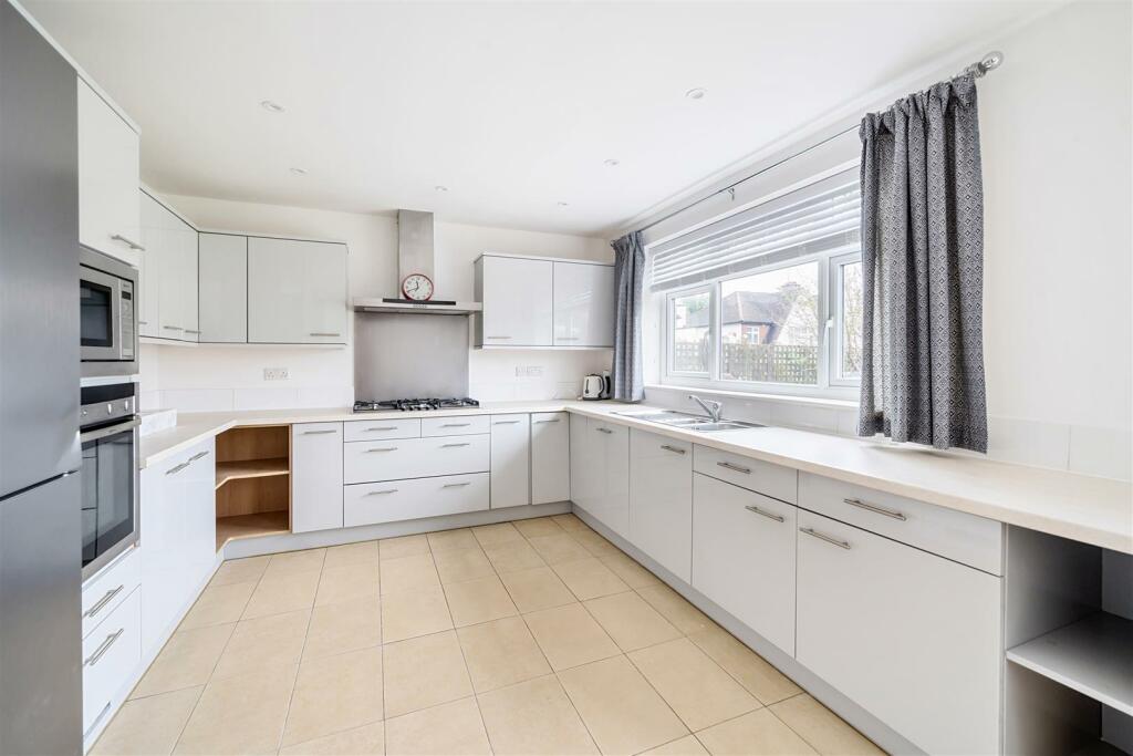 Kitchen 1.jpg