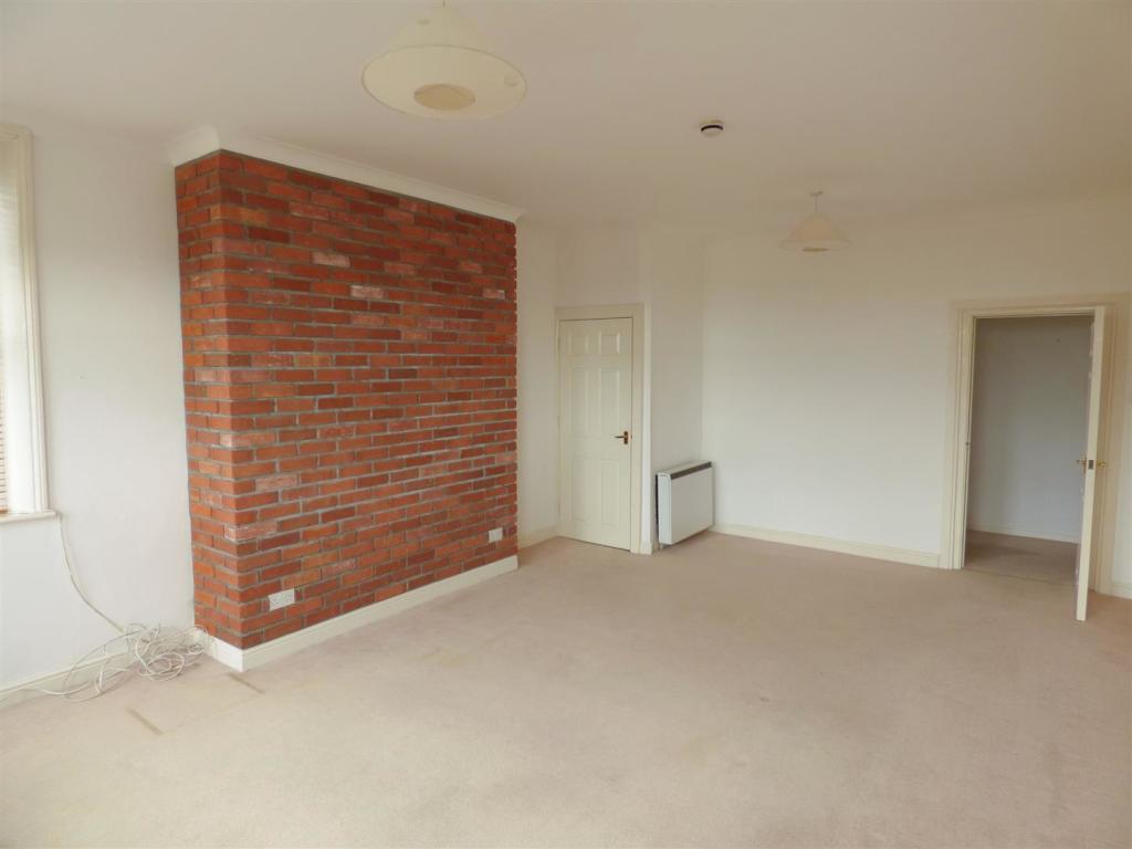 Living Room   .JPG
