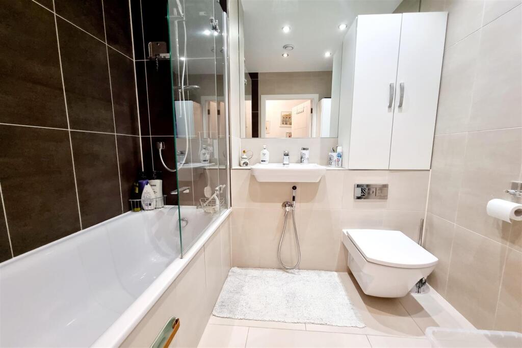 MAIN BATHROOM: