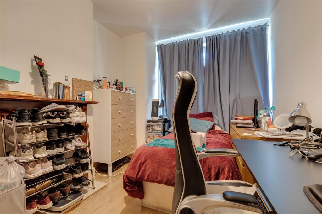 5. Bed 1 Ang 2.jpg