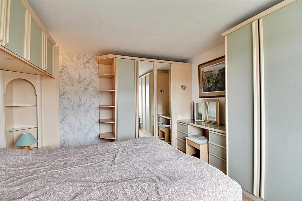 Bedroom 1_2.jpg