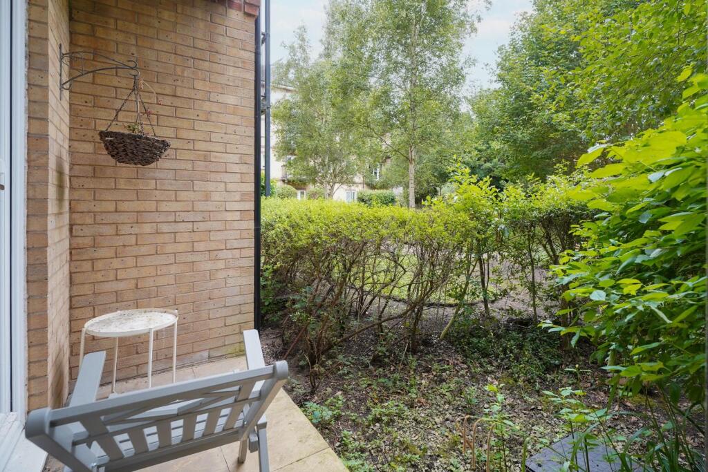 4 Carfax Patio area 1.jpg