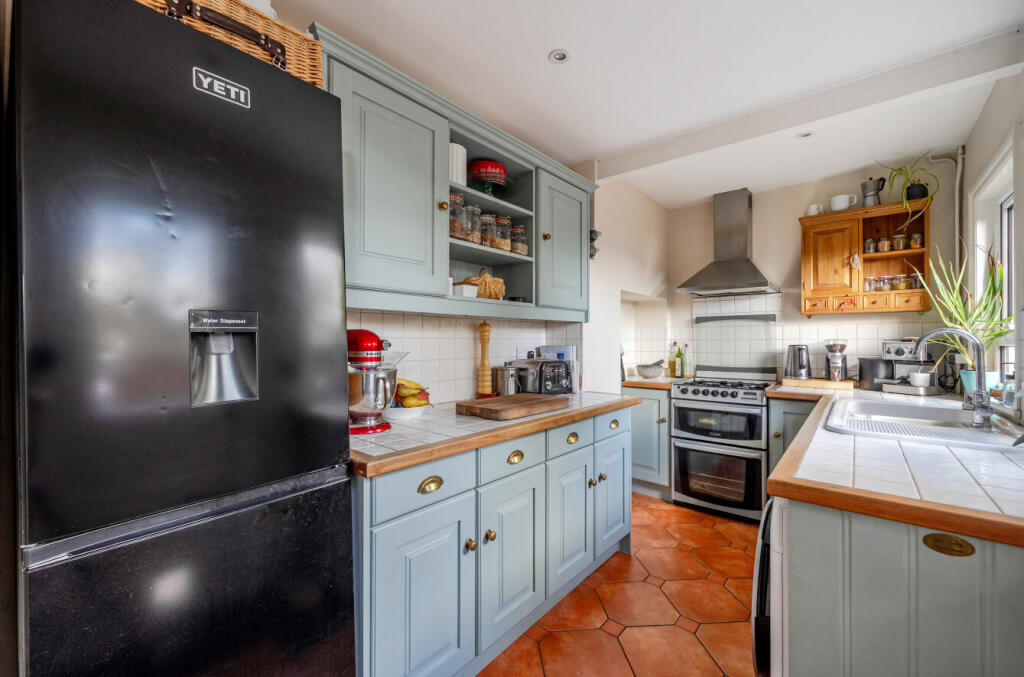 1370747-10-68fb81...