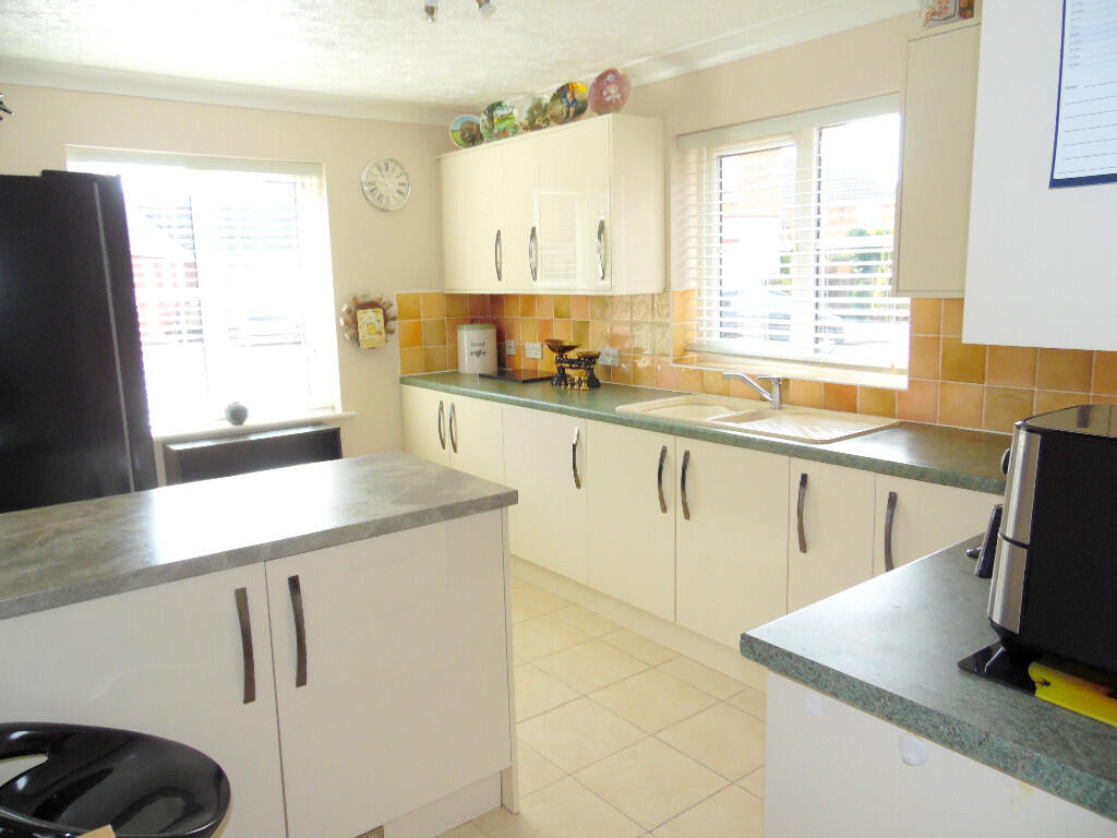 KITCHEN/BREAKFAST RM