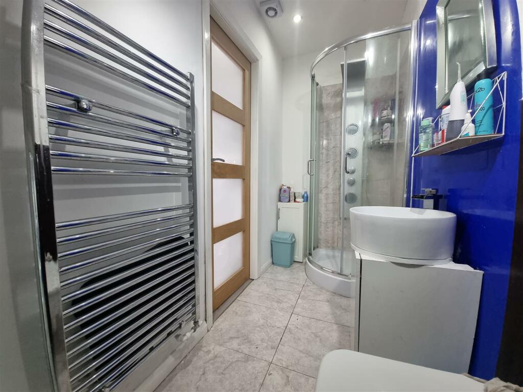 EN SUITE SHOWER ROOM/W.C.