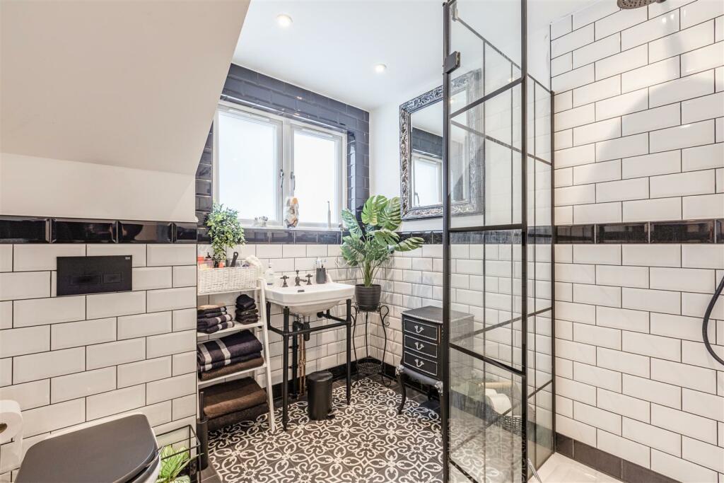 21 Linden Close, New Haw, KT15 3HG - 6.jpg