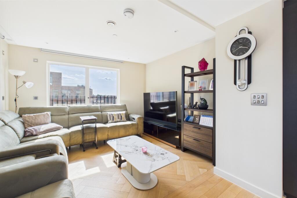 CAM03162G0-PR0257-STILL001