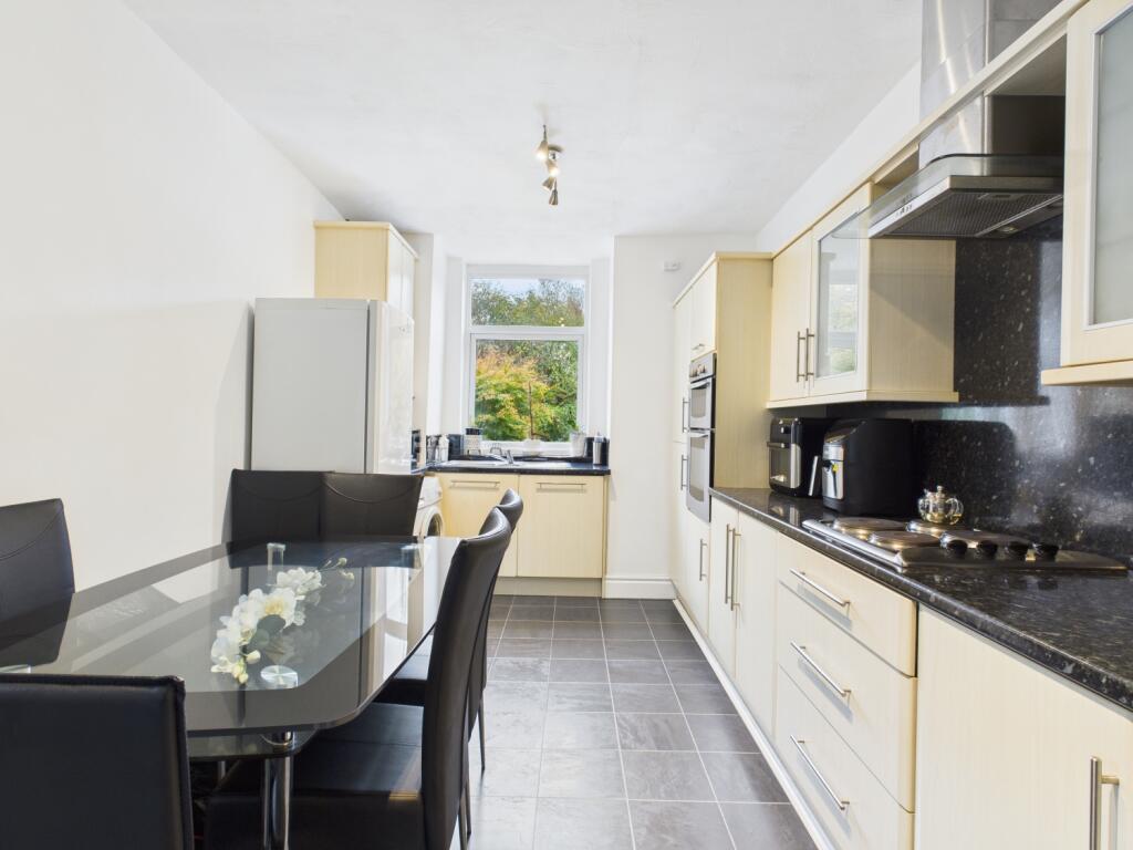 CAM03729G0-PR0166-STILL008