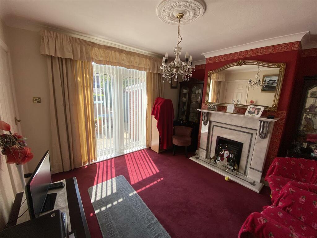 Dining room: