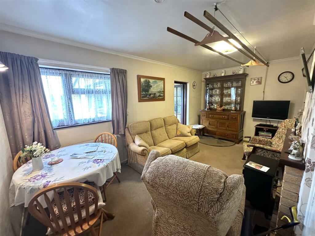 Sitting Room / Dining Room