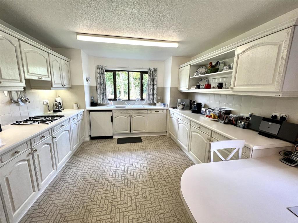 KITCHEN/BREAKFAST ROOM